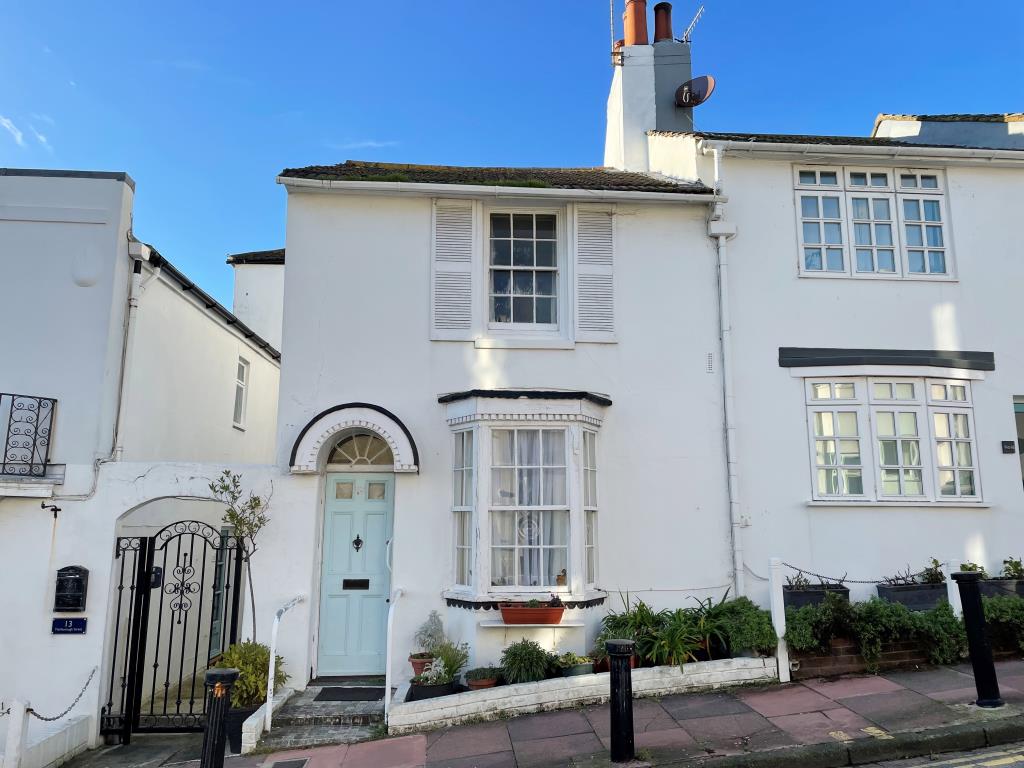 Lot: 54 - THREE-BEDROOM COTTAGE IN CENTRAL BRIGHTON IN NEED OF UPDATING -